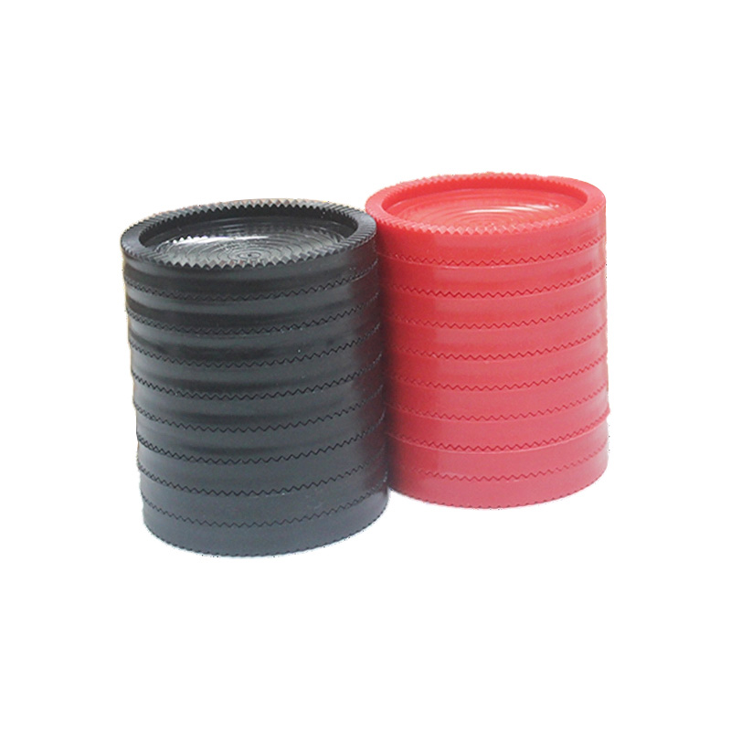 Pièces d'échecs en plastique rouge et noir