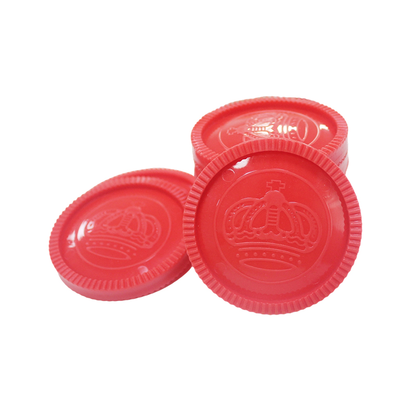 Pièces d'échecs en plastique rouge et noir