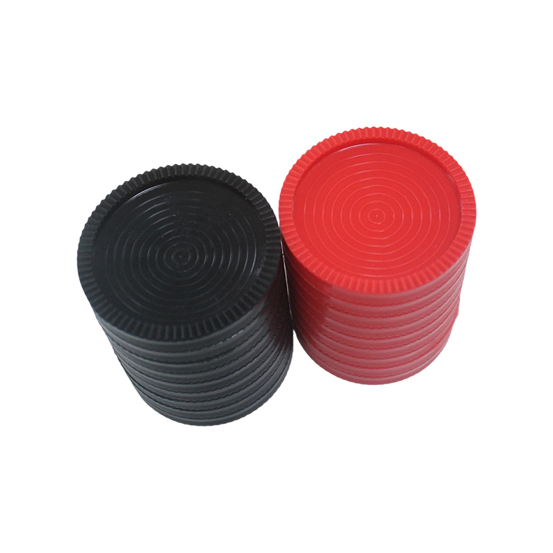 Pièces d'échecs en plastique rouge et noir