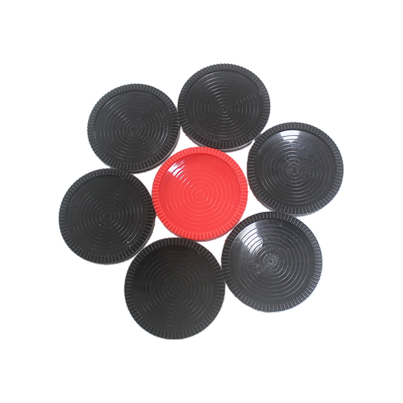 Pièces d'échecs en plastique rouge et noir