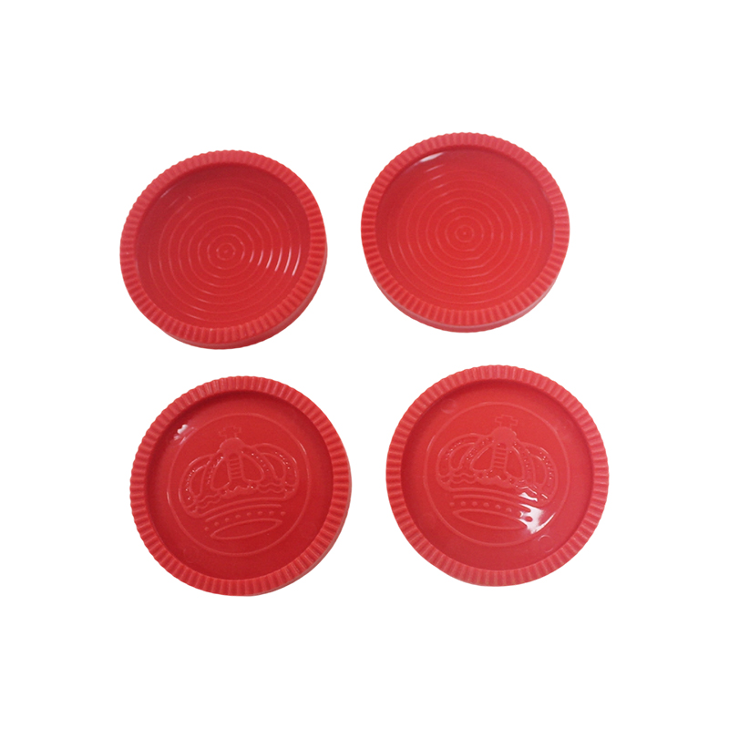 Pièces d'échecs en plastique rouge et noir