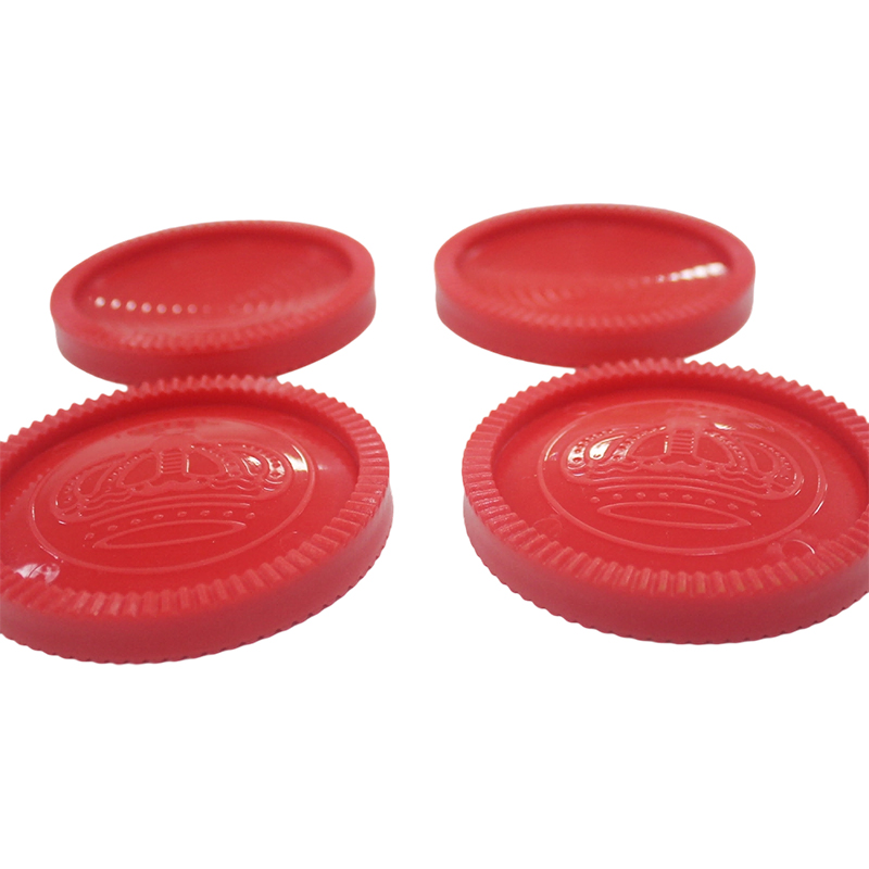 Pièces d'échecs en plastique rouge et noir