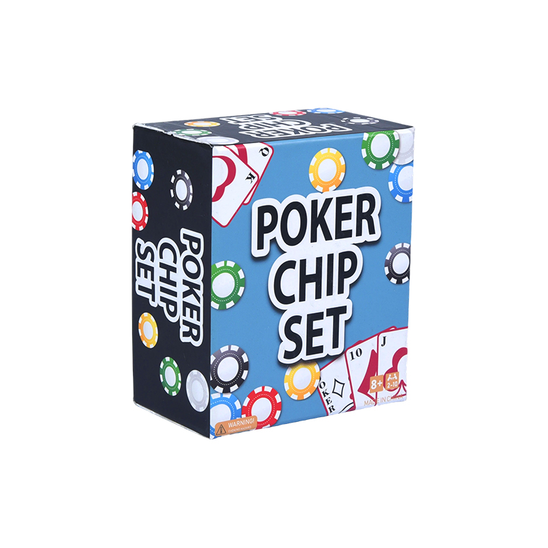 Complet avec des jetons colorés, des cartes à jouer et un jeu de jetons de poker.