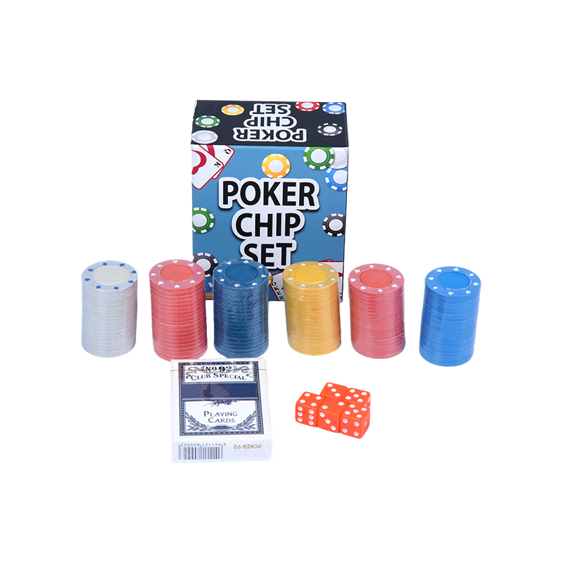 Complet avec des jetons colorés, des cartes à jouer et un jeu de jetons de poker.