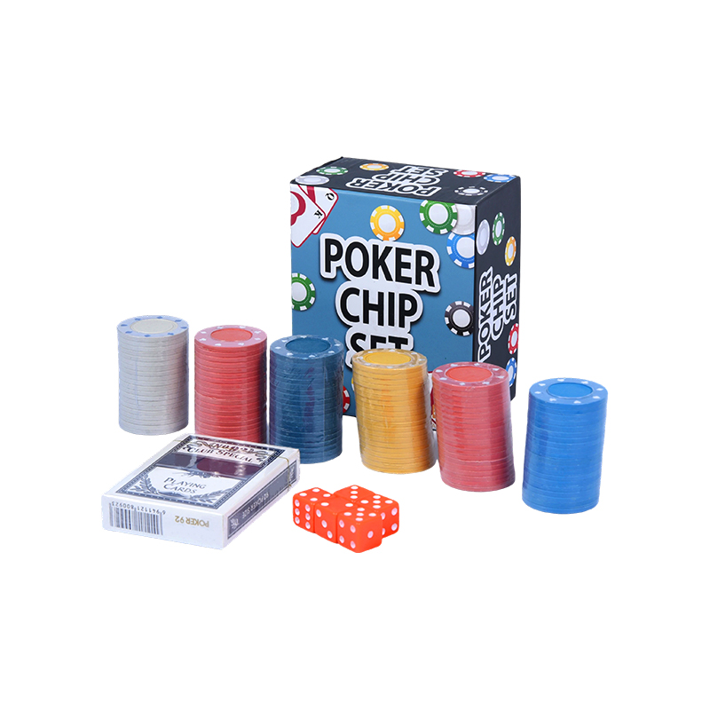 Complet avec des jetons colorés, des cartes à jouer et un jeu de jetons de poker.