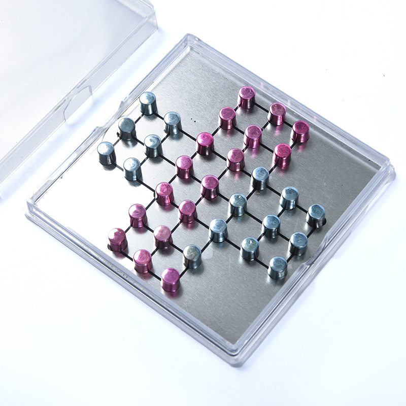 Jeu de tic-tac-toe magnétique en métal dans un étui en acrylique transparent