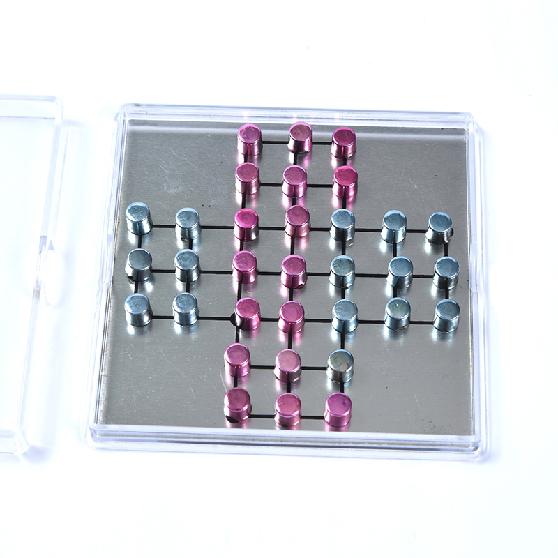 Jeu de tic-tac-toe magnétique en métal dans un étui en acrylique transparent
