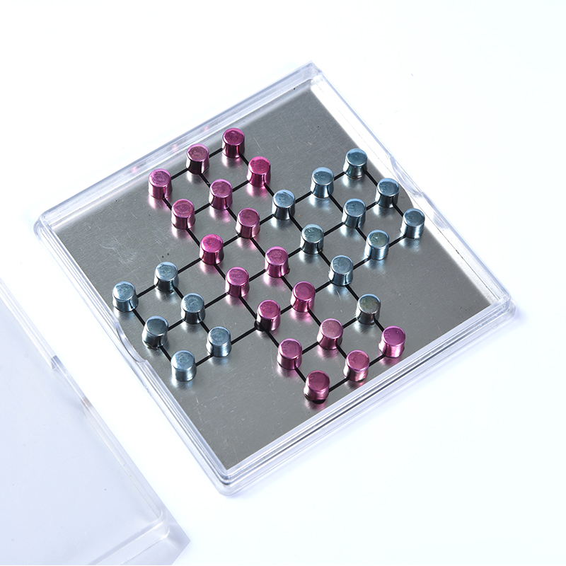 Jeu de tic-tac-toe magnétique en métal dans un étui en acrylique transparent