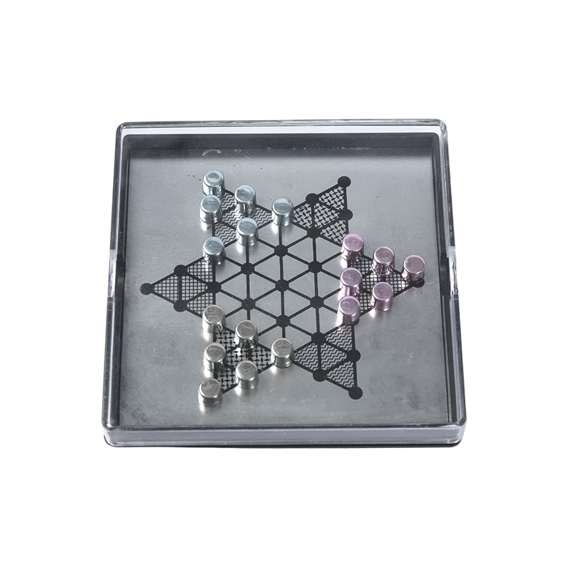 Jeu d'échecs magnétique en métal dans un étui en acrylique transparent