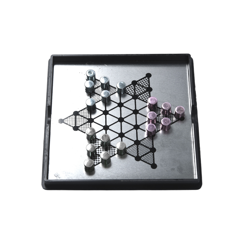Jeu d'échecs magnétique en métal dans un étui en acrylique transparent