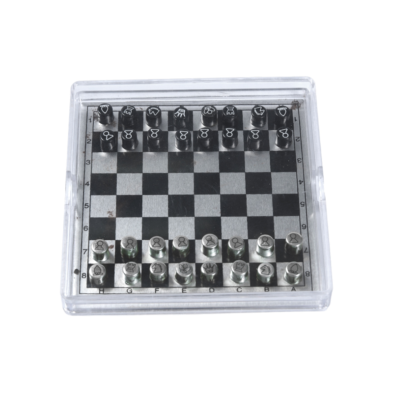 Jeu d'échecs international en métal magnétique dans un étui en acrylique transparent