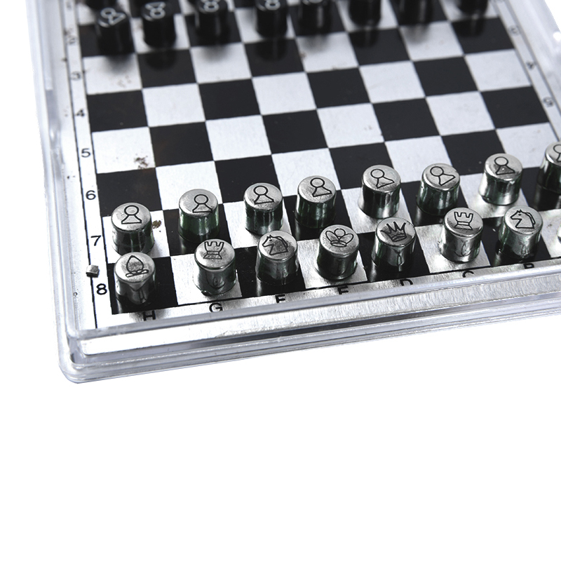 Jeu d'échecs international en métal magnétique dans un étui en acrylique transparent