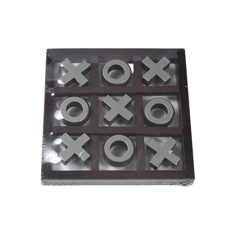 Pièces dorées dans un jeu de tic-tac-toe en bois à cadre sombre