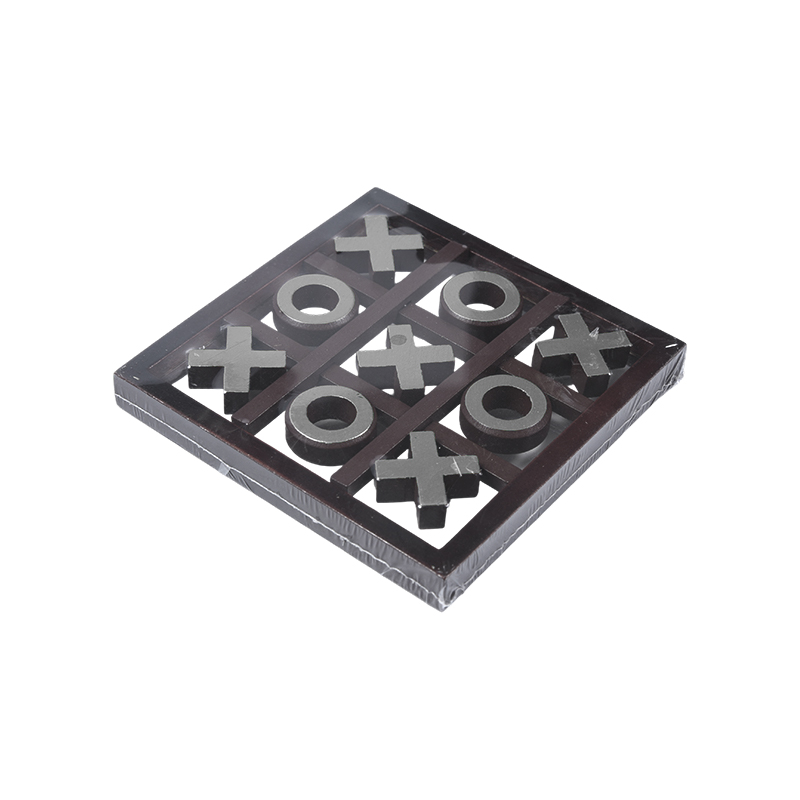 Pièces dorées dans un jeu de tic-tac-toe en bois à cadre sombre